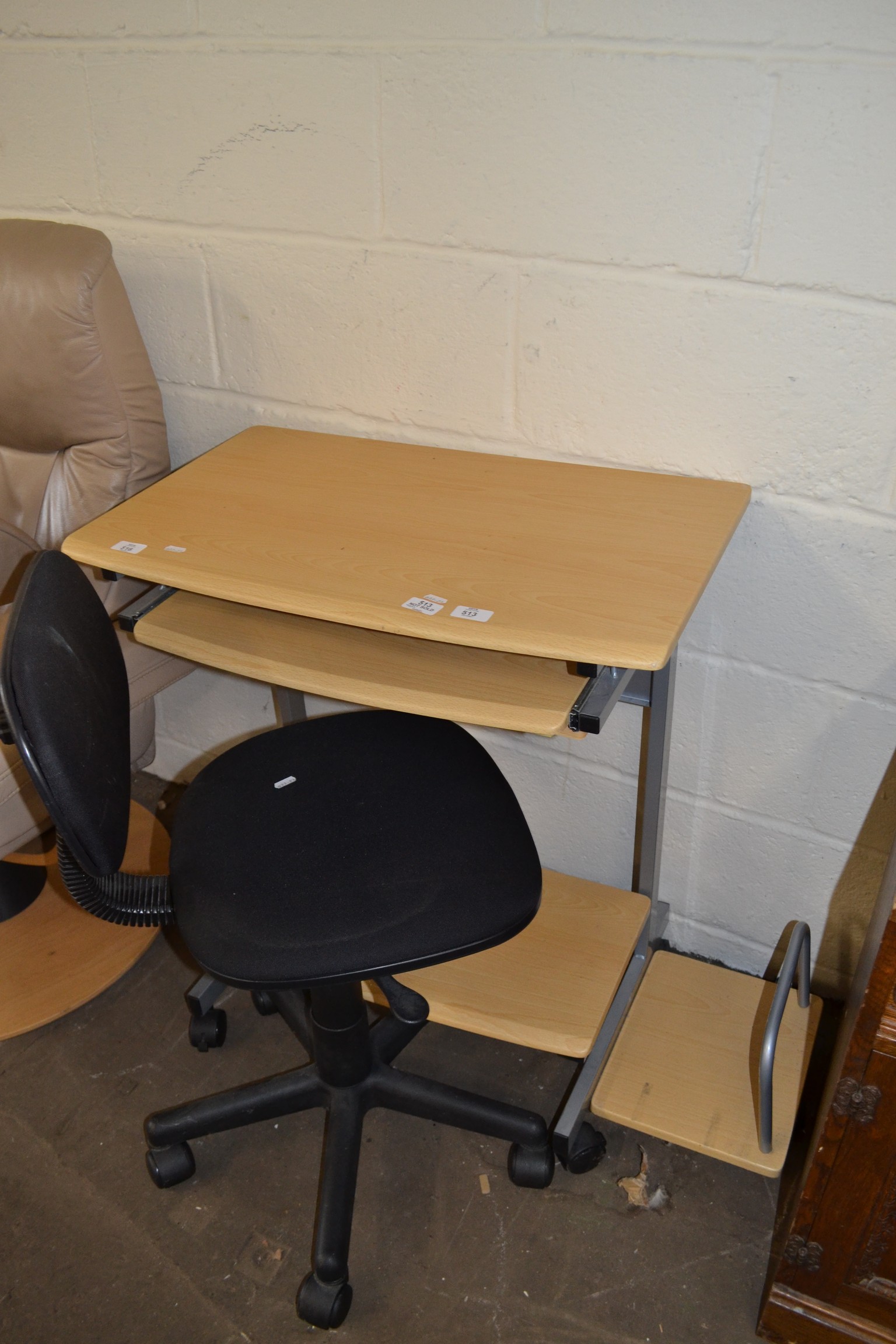 LIGHT WOOD OFFICE DESK AND ACCOMPANYING CHAIR, DESK APPROX 90CM WIDE