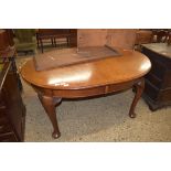 EDWARDIAN MAHOGANY OVAL EXTENDING DINING TABLE WITH SINGLE EXTRA LEAF, RAISED ON CABRIOLE LEGS,