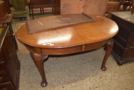 EDWARDIAN MAHOGANY OVAL EXTENDING DINING TABLE WITH SINGLE EXTRA LEAF, RAISED ON CABRIOLE LEGS,