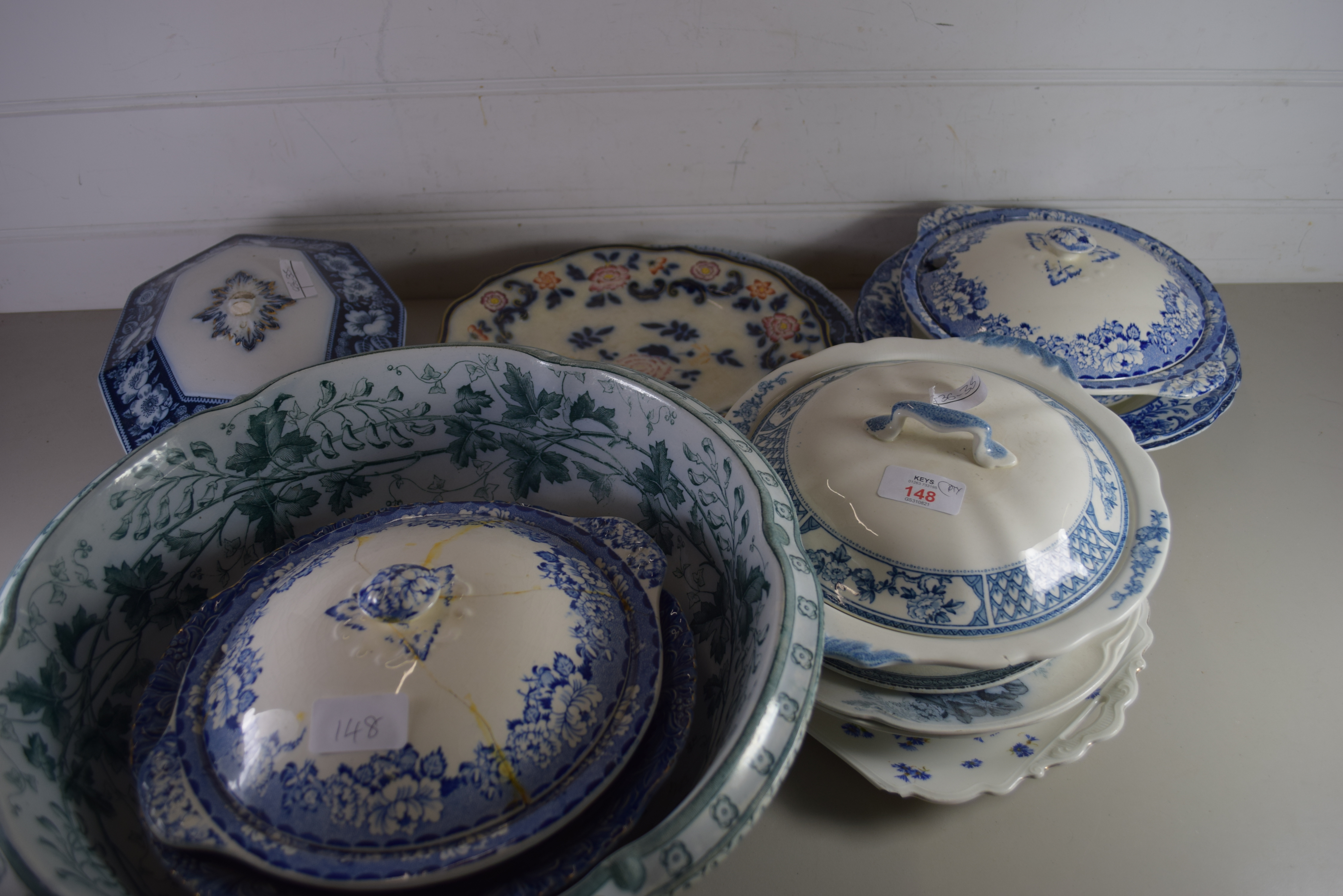 MIXED LOT OF CERAMICS TO INCLUDE A VICTORIAN WASH BOWL, VARIOUS BLUE AND WHITE TUREENS, PLATES ETC