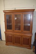 MODERN MAHOGANY LOUNGE DISPLAY CABINET, THE TOP SECTION WITH THREE GLAZED DOORS OVER A BASE WITH