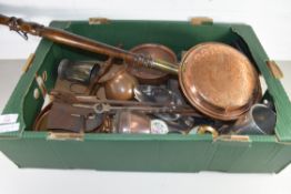 BOX OF MIXED ITEMS TO INCLUDE FIRE TOOLS, COPPER WARMING PAN, GLASS BOTTOMED TANKARD ETC