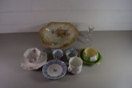 MIXED LOT COMPRISING VARIOUS CERAMICS AND GLASS WARES TO INCLUDE TEA CUPS, SAUCERS, ROYAL WINTON PIN