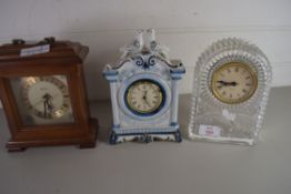 MIXED LOT COMPRISING A MODERN QUARTZ MANTEL CLOCK IN GLASS CASE TOGETHER WITH A CERAMIC CASED QUARTZ