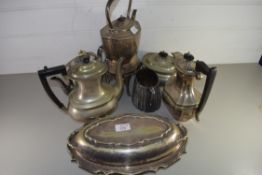 MIXED LOT COMPRISING SILVER PLATED WARES TO INCLUDE TEA AND HOT WATER POTS, SUGAR BASIN, HORS D'