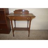 EDWARDIAN MAHOGANY LADIES WRITING DESK, THE TOP INSET WITH LEATHER WRITING SURFACE AND SINGLE FRIEZE