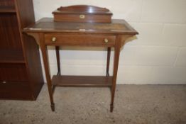 EDWARDIAN MAHOGANY LADIES WRITING DESK, THE TOP INSET WITH LEATHER WRITING SURFACE AND SINGLE FRIEZE