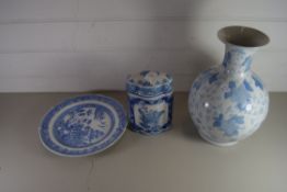 MODERN CHINESE BLUE AND WHITE VASE AND A FURTHER CHINESE BLUE AND WHITE TEA CANISTER AND A SPODE