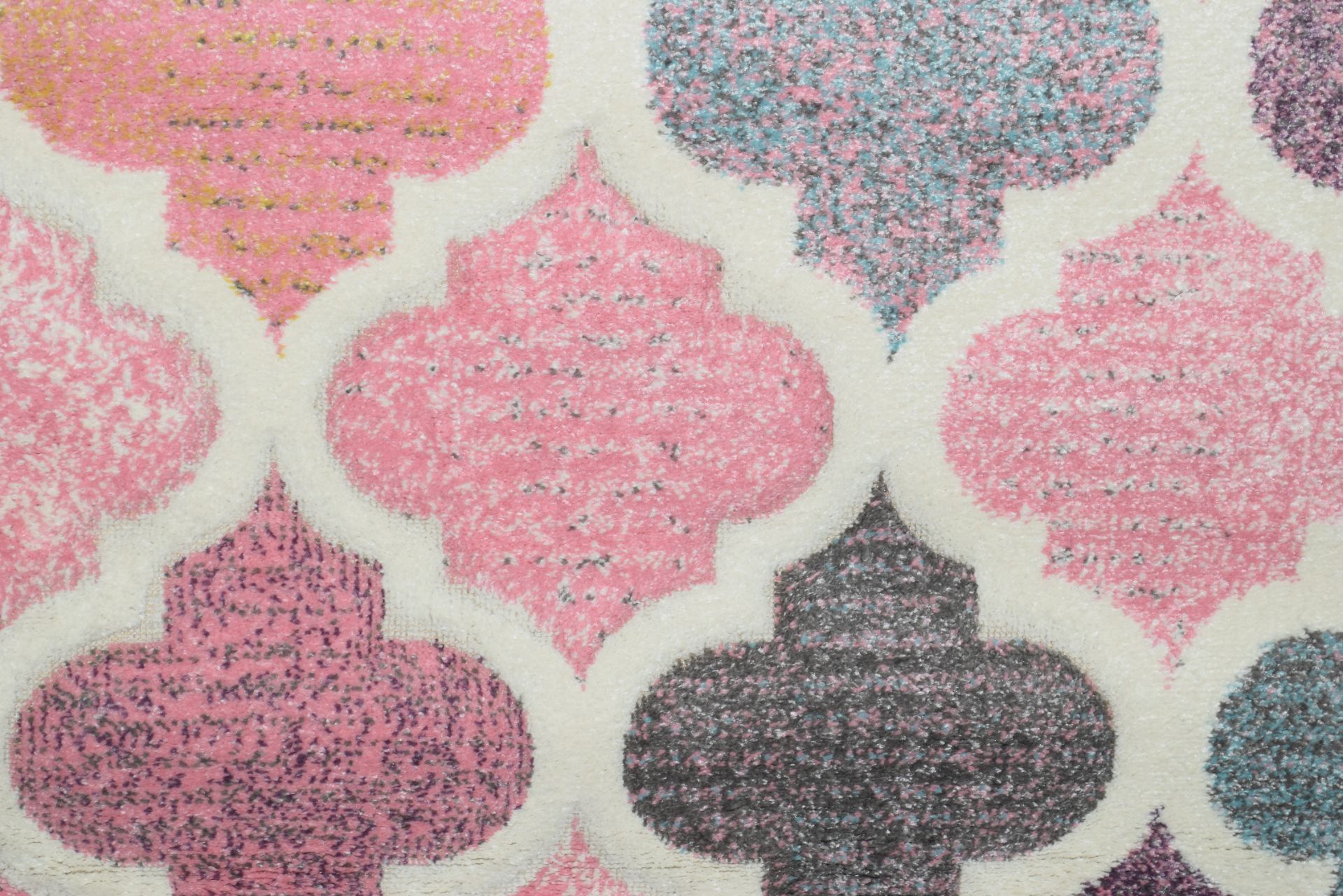 Macclesfield pink rug, 120 x 170cm - Image 2 of 2