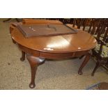 EDWARDIAN MAHOGANY OVAL EXTENDING DINING TABLE WITH SINGLE EXTRA LEAF, RAISED ON CABRIOLE LEGS,