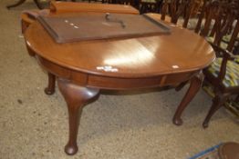 EDWARDIAN MAHOGANY OVAL EXTENDING DINING TABLE WITH SINGLE EXTRA LEAF, RAISED ON CABRIOLE LEGS,