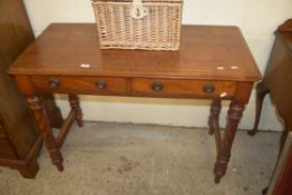 VICTORIAN MAHOGANY TWO DRAWER SIDE TABLE ON TURNED LEGS, 107CM WIDE