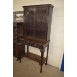EDWARDIAN MAHOGANY SIDE CABINET WITH GLAZED TOP SECTION OVER A BASE WITH TWO DRAWERS AND A SHELF,
