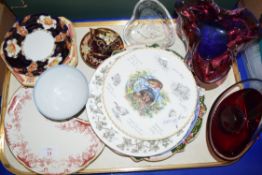 TRAY MIXED ITEMS TO INCLUDE ART GLASS VASES, DECORATED PLATES, GILT OVERLAID RED GLASS CUP AND