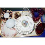 TRAY MIXED ITEMS TO INCLUDE ART GLASS VASES, DECORATED PLATES, GILT OVERLAID RED GLASS CUP AND