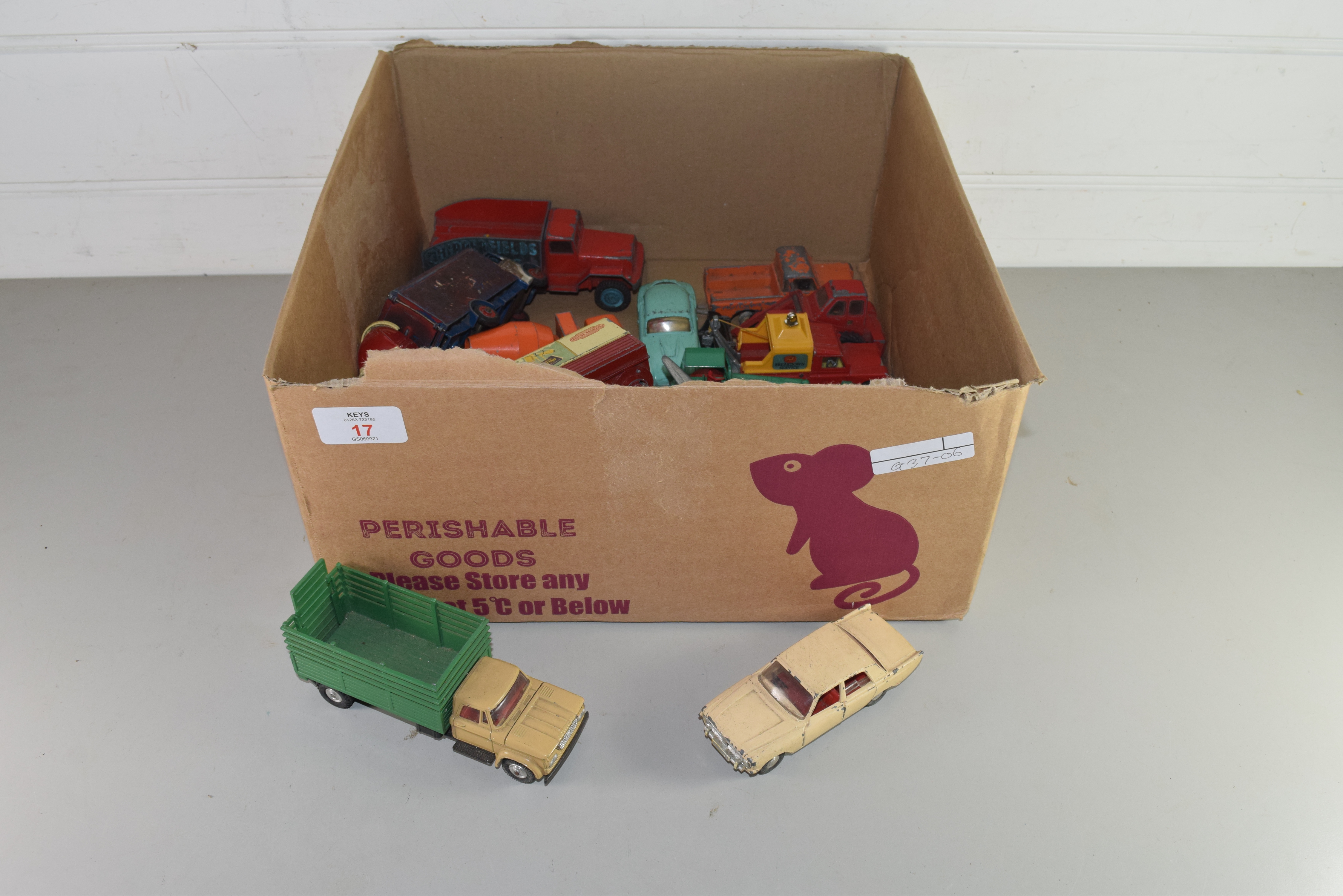 BOX OF VINTAGE TOY VEHICLES TO INCLUDE CORGI, DINKY ETC