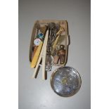 BOX VARIOUS MIXED ITEMS TO INCLUDE DECANTER STOPPERS, NOVELTY SPOONS, GLOVE STRETCHERS ETC