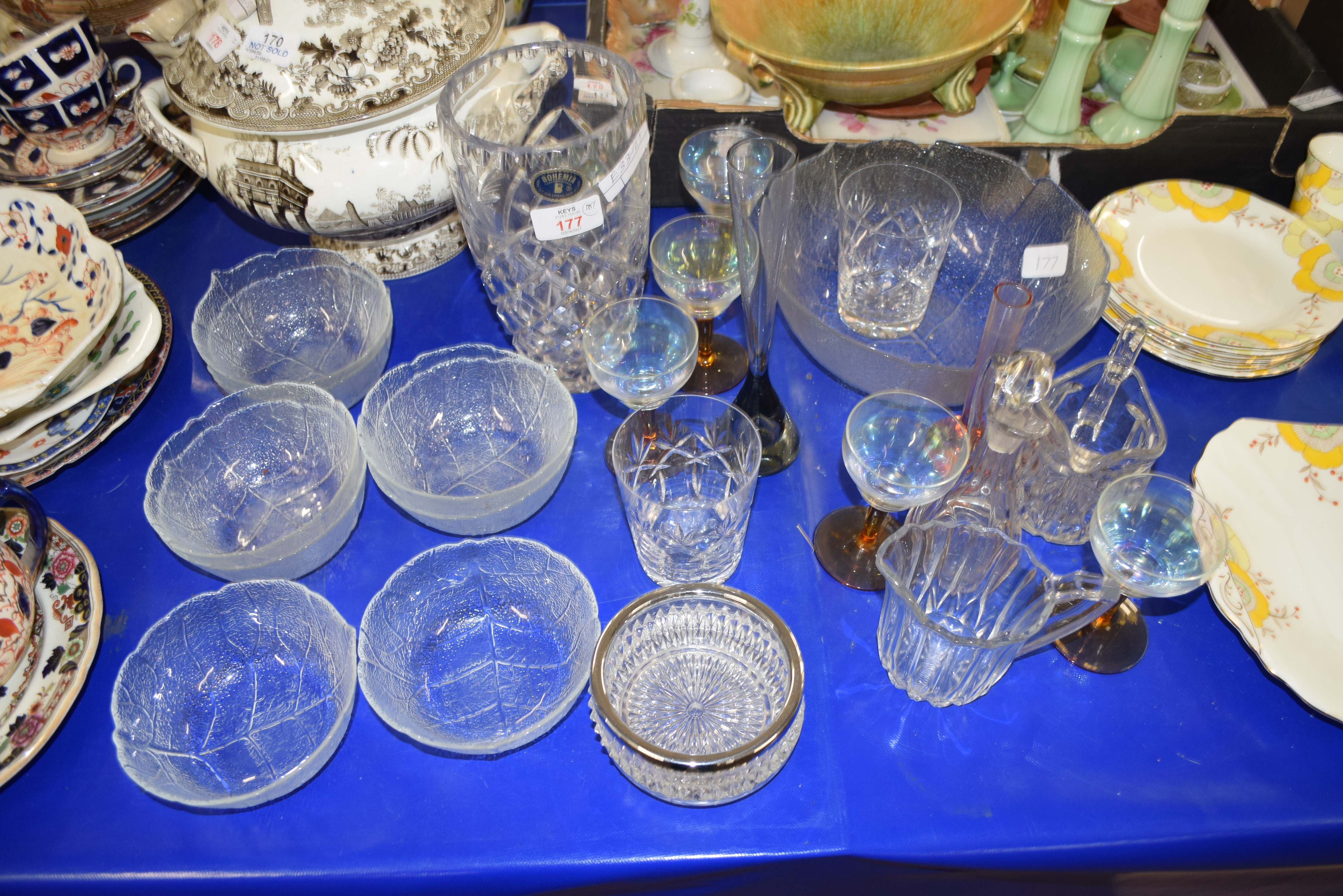 MIXED LOT: 20TH CENTURY GLASS WARES TO INCLUDE BOWLS, DRINKING GLASSES, VASES ETC