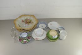 MIXED LOT COMPRISING VARIOUS CERAMICS AND GLASS WARES TO INCLUDE TEA CUPS, SAUCERS, ROYAL WINTON PIN