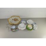 MIXED LOT COMPRISING VARIOUS CERAMICS AND GLASS WARES TO INCLUDE TEA CUPS, SAUCERS, ROYAL WINTON PIN