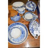 MIXED LOT: BLUE AND WHITE CERAMICS TO INCLUDE A WEDGWOOD FERRARA PATTERN BOWL, A WOODS WARE TEA