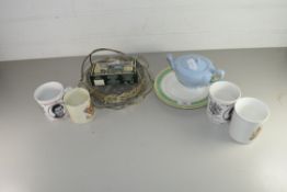 MIXED LOT: CERAMICS TO INCLUDE VICTORIA POTTERY PLATES, ROYAL COMMEMORATIVE MUGS, GLASS DISHES ETC