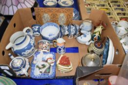 MIXED LOT: CERAMICS TO INCLUDE BOOTHS REAL OLD WILLOW PATTERN TEA WARES, TORQUAY POTTERY VASE AND