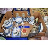 MIXED LOT: CERAMICS TO INCLUDE BOOTHS REAL OLD WILLOW PATTERN TEA WARES, TORQUAY POTTERY VASE AND