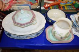 MIXED LOT: CERAMICS TO INCLUDE ADAMS LOWESTOFT PATTERN BOWLS, CARLTON WARE LUSTRE FRUIT BOWL, MEAT