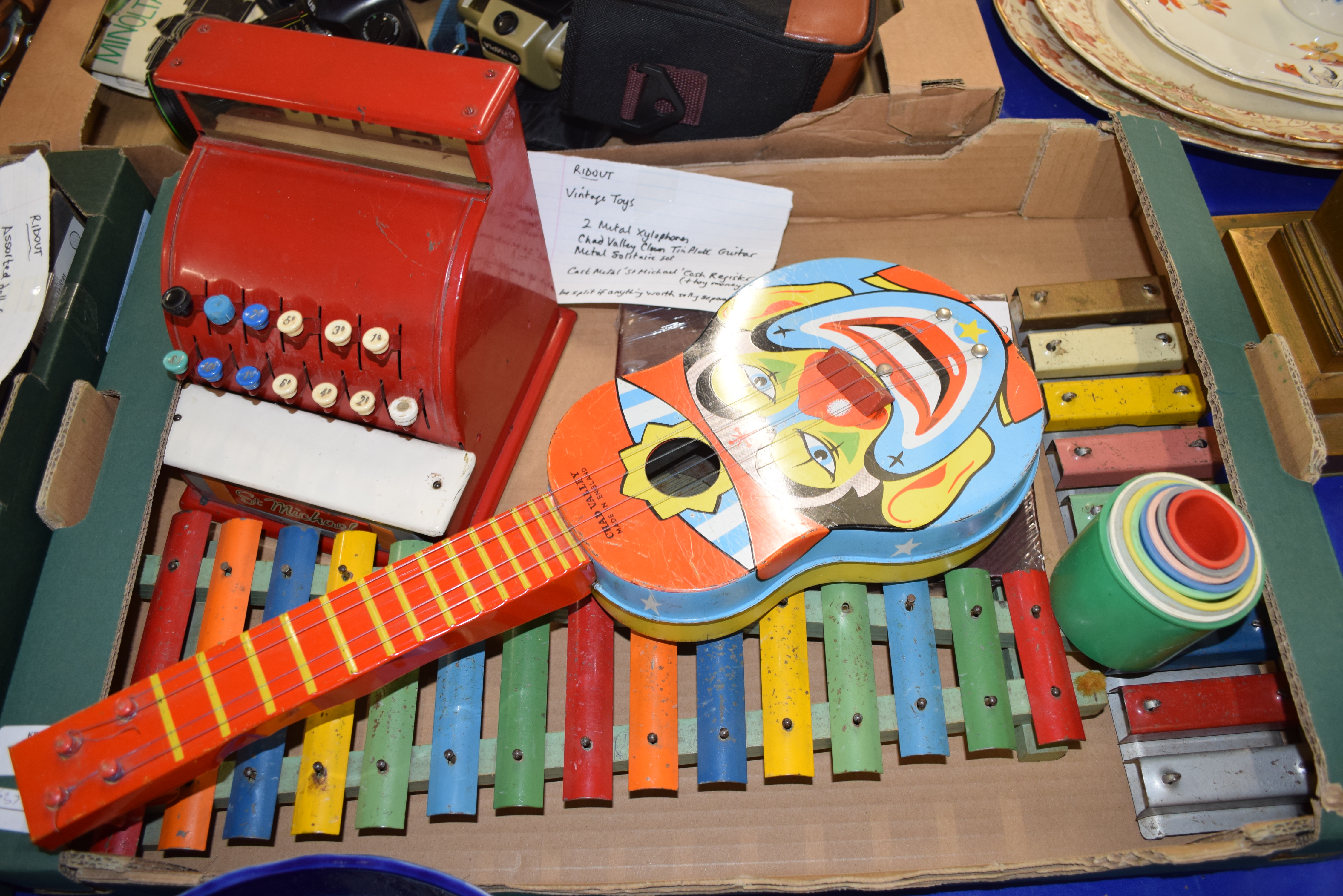 BOX CONTAINING VINTAGE TOYS TO INCLUDE XYLOPHONES, CHAD VALLEY GUITAR, CHILDS TOY ST MICHAEL CASH