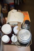 MIXED LOT: VARIOUS VINTAGE KITCHEN WARES TO INCLUDE ICE CREAM MAKER, THERMOS FLASKS, MINCING MACHINE