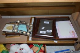 MIXED LOT: MODERN PICTURE AND PHOTO FRAMES
