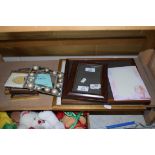 MIXED LOT: MODERN PICTURE AND PHOTO FRAMES