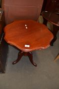 SMALL MAHOGANY FINISH PEDESTAL TABLE, 56CM WIDE