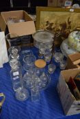 MIXED LOT: MODERN CLEAR GLASS WARES TO INCLUDE CAKE STANDS, CANDLE HOLDER, DECANTERS, VASES ETC