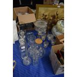 MIXED LOT: MODERN CLEAR GLASS WARES TO INCLUDE CAKE STANDS, CANDLE HOLDER, DECANTERS, VASES ETC