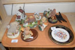 TRAY OF MIXED ITEMS TO INCLUDE MEMORY LANE COTTAGES, MODEL BIRDS, ROYAL COMMEMORATIVE PIN DISH ETC