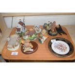 TRAY OF MIXED ITEMS TO INCLUDE MEMORY LANE COTTAGES, MODEL BIRDS, ROYAL COMMEMORATIVE PIN DISH ETC