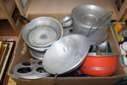 BOX OF VINTAGE KITCHEN WARES