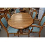 MODERN OAK DINING TABLE AND SIX ACCOMPANYING CHAIRS, TABLE 159CM WIDE