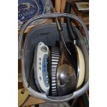 BUCKET OF MIXED KITCHEN WARES AND A MODERN ROBERTS RADIO