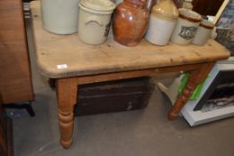 PINE KITCHEN TABLE ON TURNED LEGS, 121CM WIDE