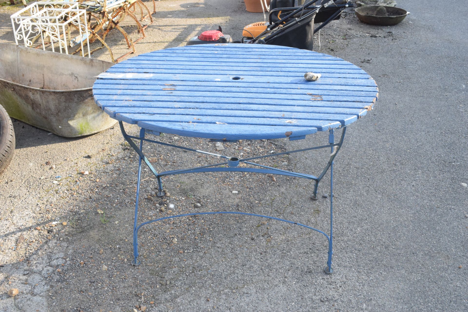 VINTAGE FOLDING GARDEN TABLE WITH METAL LEGS AND A TIMBER TOP, WIDTH APPROX 110CM