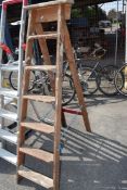 WOODEN 6-RUNG DECORATORS STEPLADDER