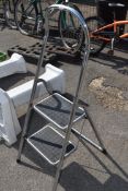 SMALL DOMESTIC HOP-UP STEPLADDER