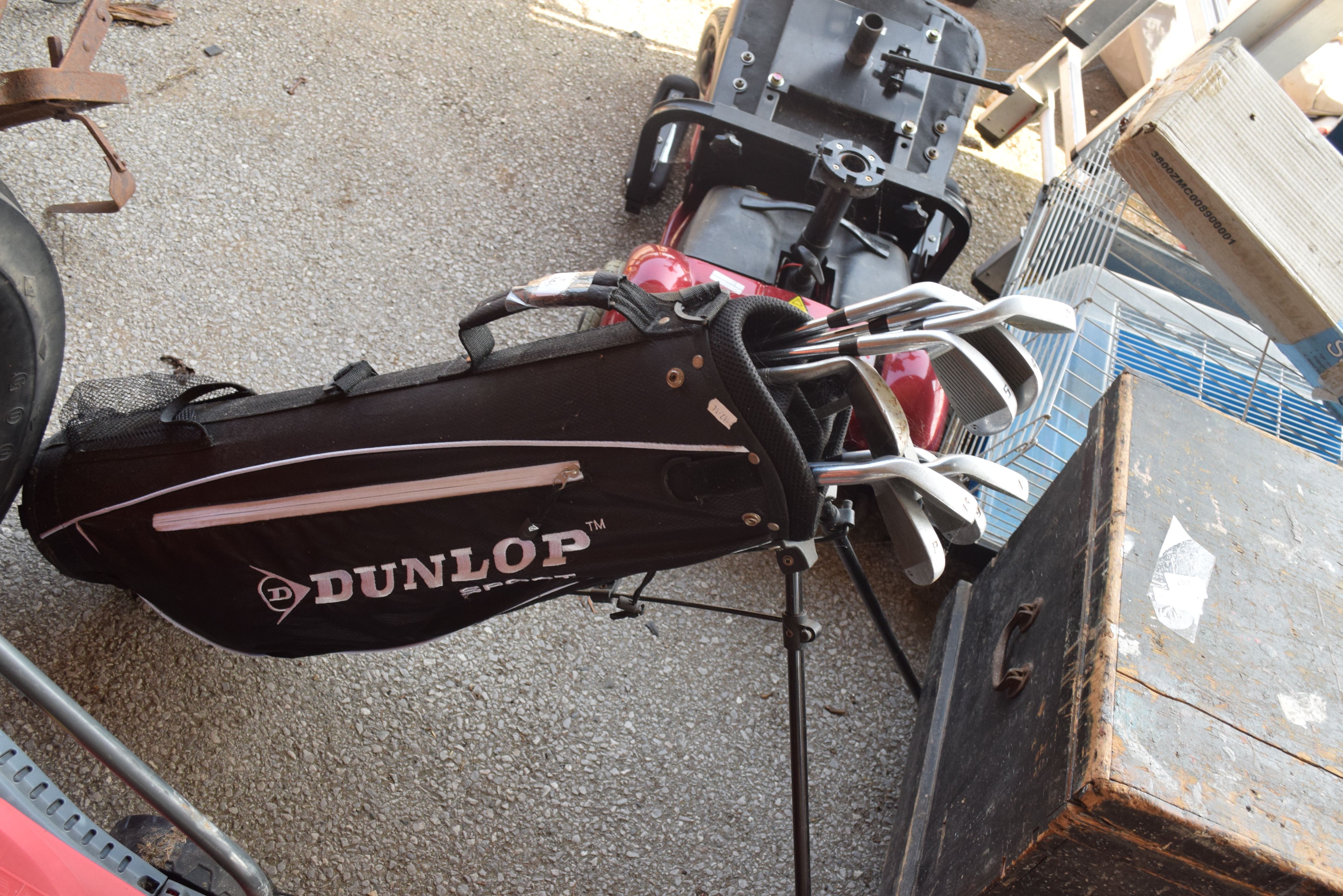 DUNLOP SPORTS GOLF BAG AND CLUBS