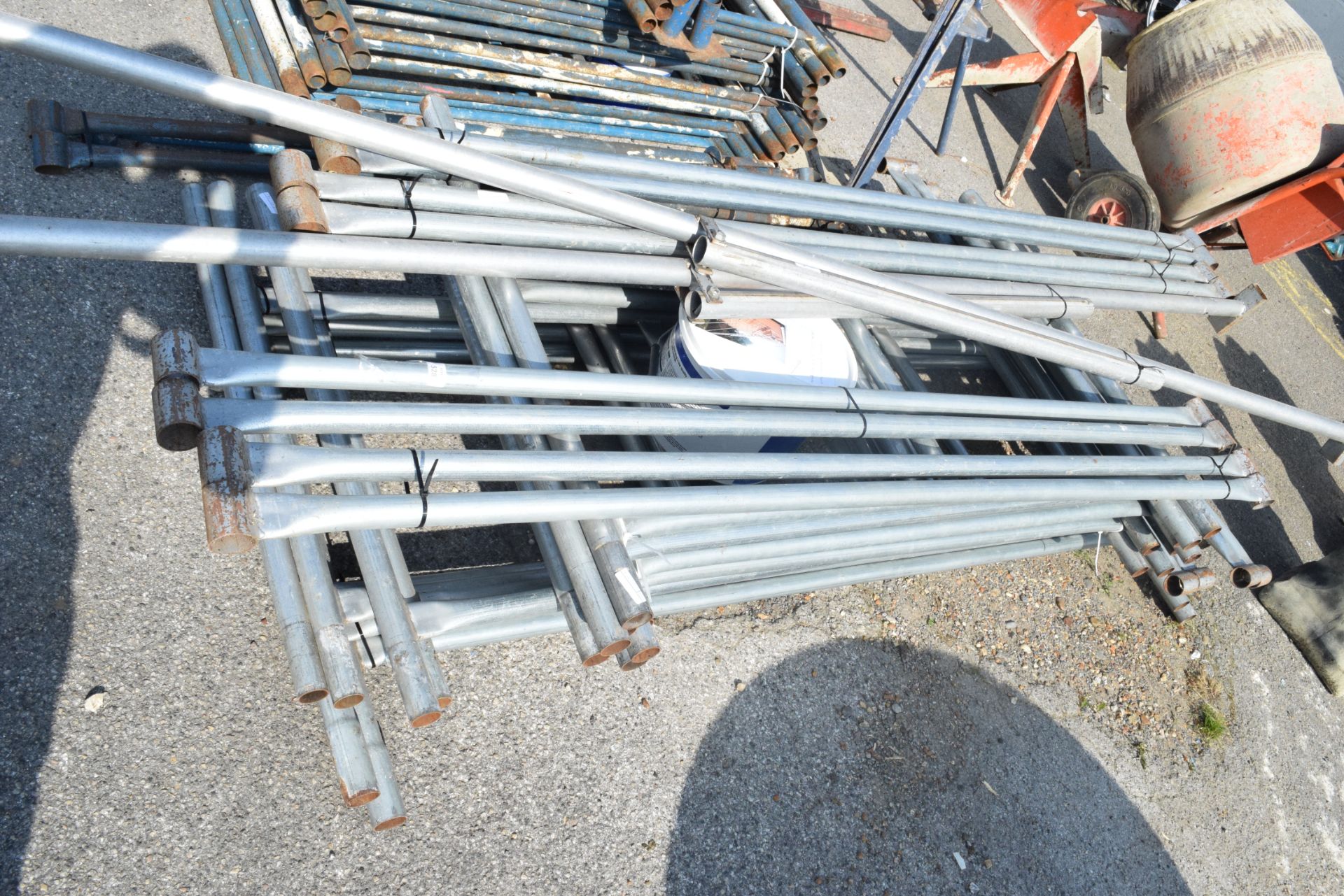 GALVANISED SCAFFOLDING TOWER WITH ANGLED SUPPORTS, ADJUSTABLE FEET AND BOLTS ETC FOR OUTRIGGERS