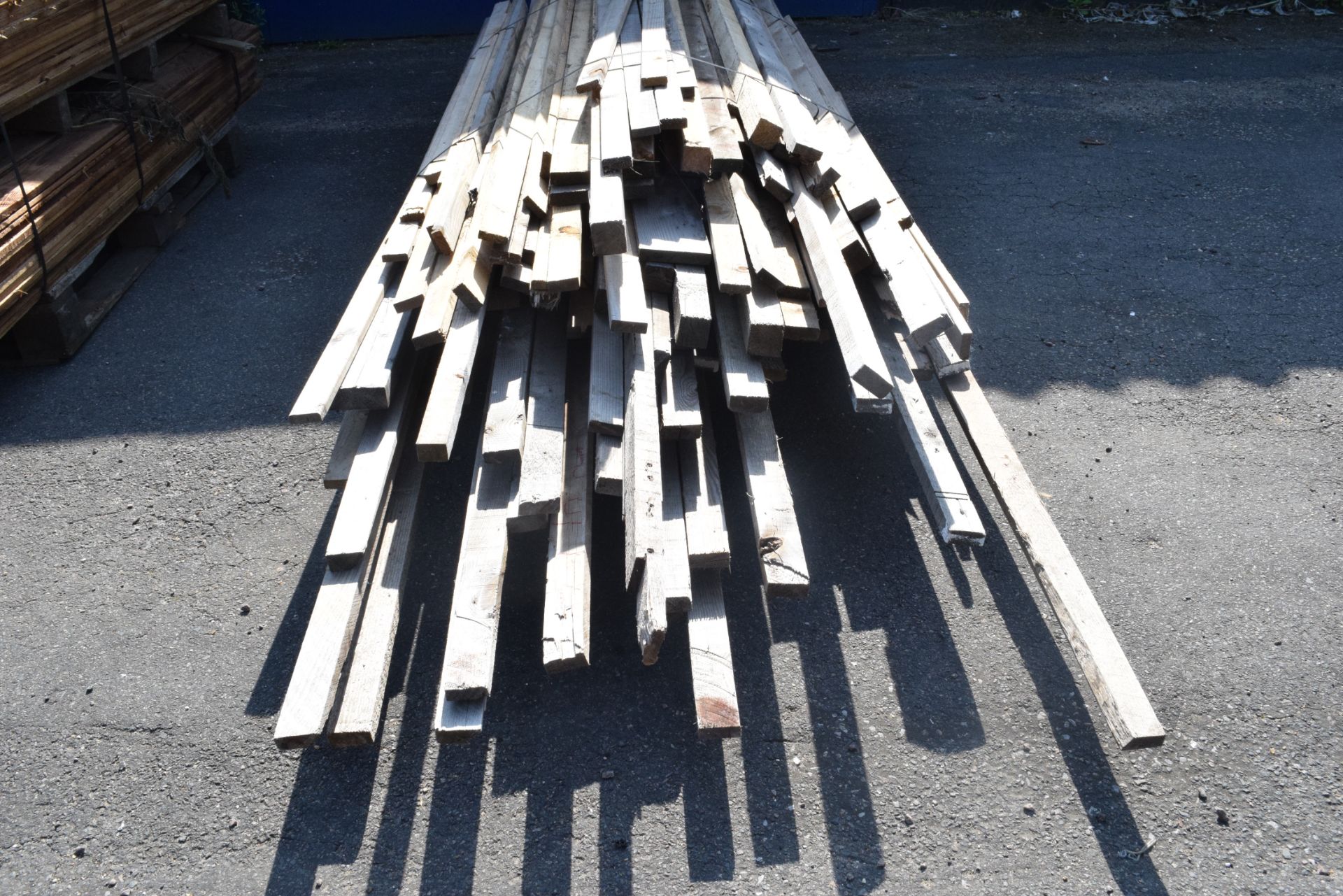 LARGE QTY OF TIMBER BATONS AND VARIOUS LENGTHS AND CUTS OF TIMBER - Image 2 of 2