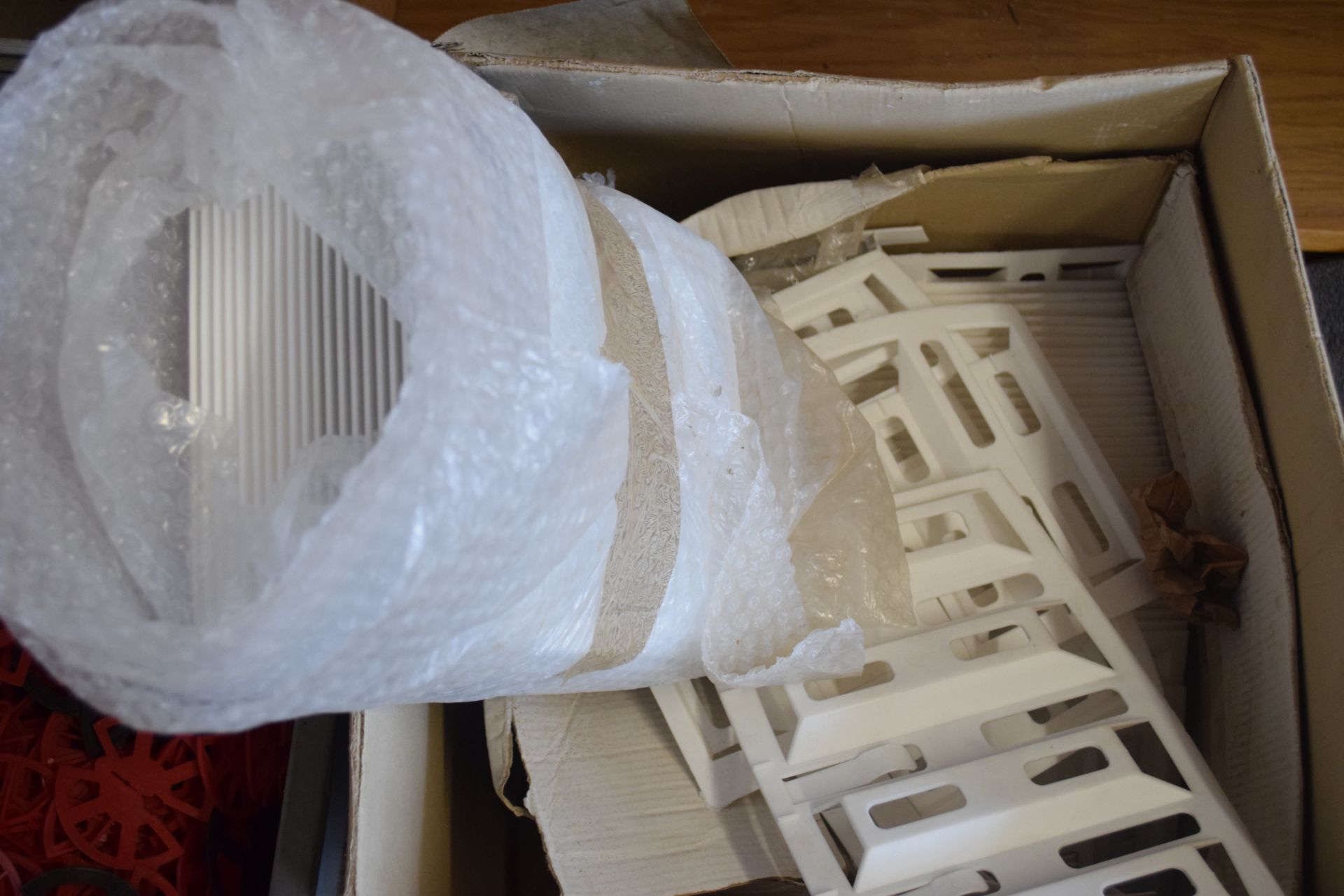 BOX OF VENTING TILE SPACERS - Image 2 of 2