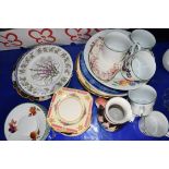 MIXED LOT COMPRISING CERAMICS TO INCLUDE ROYAL WORCESTER EVESHAM VALE PATTERN CUPS AND SAUCERS,